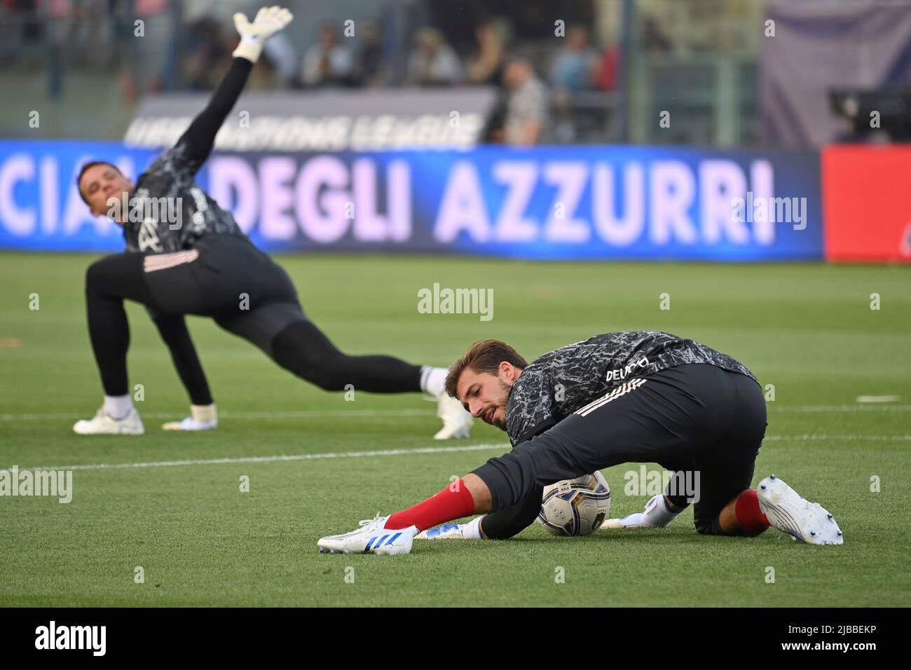 Bologne, Italien. 04.. Juni 2022. Torwart Kevin TRAPP (GER) und Torwart Manuel NEUER (GER) wärmen sich auf, Action. Fußball UEFA Nations League, Gruppenphase 1.Spieltag Italien (ITA) - Deutschland (GER) 1-1, am 4.. Juni 2022, Renato Dall `Ara Stadium Bologna Credit: dpa/Alamy Live News Stockfoto